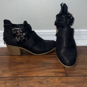 Suede like  buckle black bootie